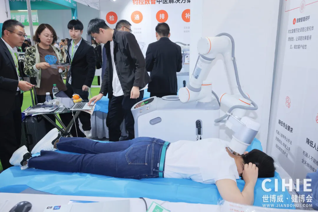 智能舌診儀&理療機器人驚艷亮相CIHIE健博會，鈞控機器人開啟健康服務新模式！